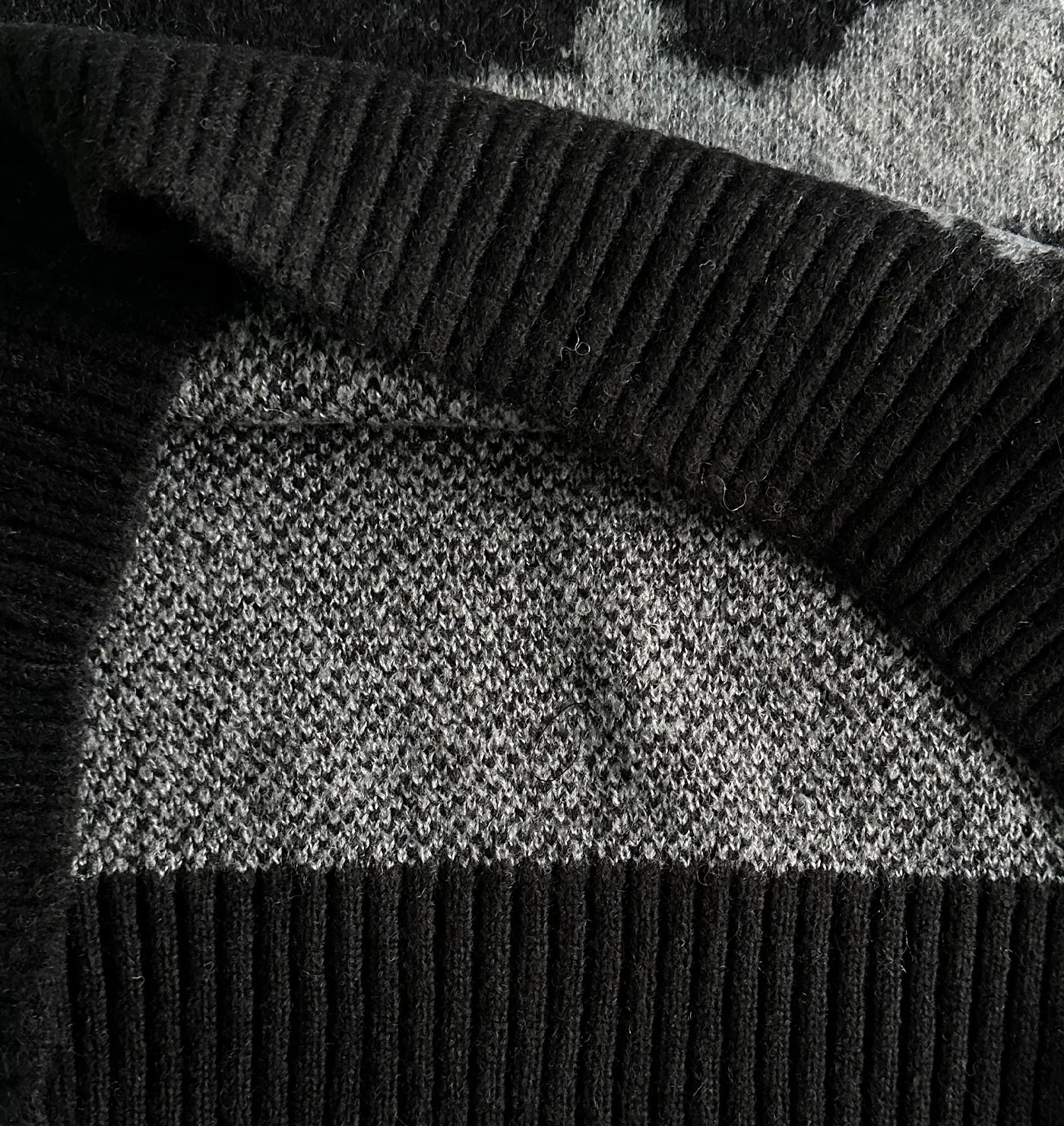 CORTEIZ MOHAIR FUZZY COLLAR SWEATER (BLACK CAMO)