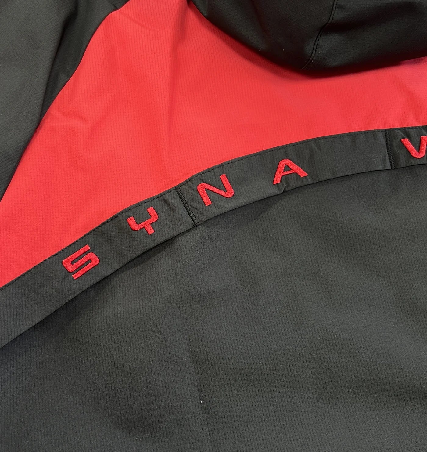 SYNA LOGO VORTEX WOVEN JACKET (BLACK/RED)