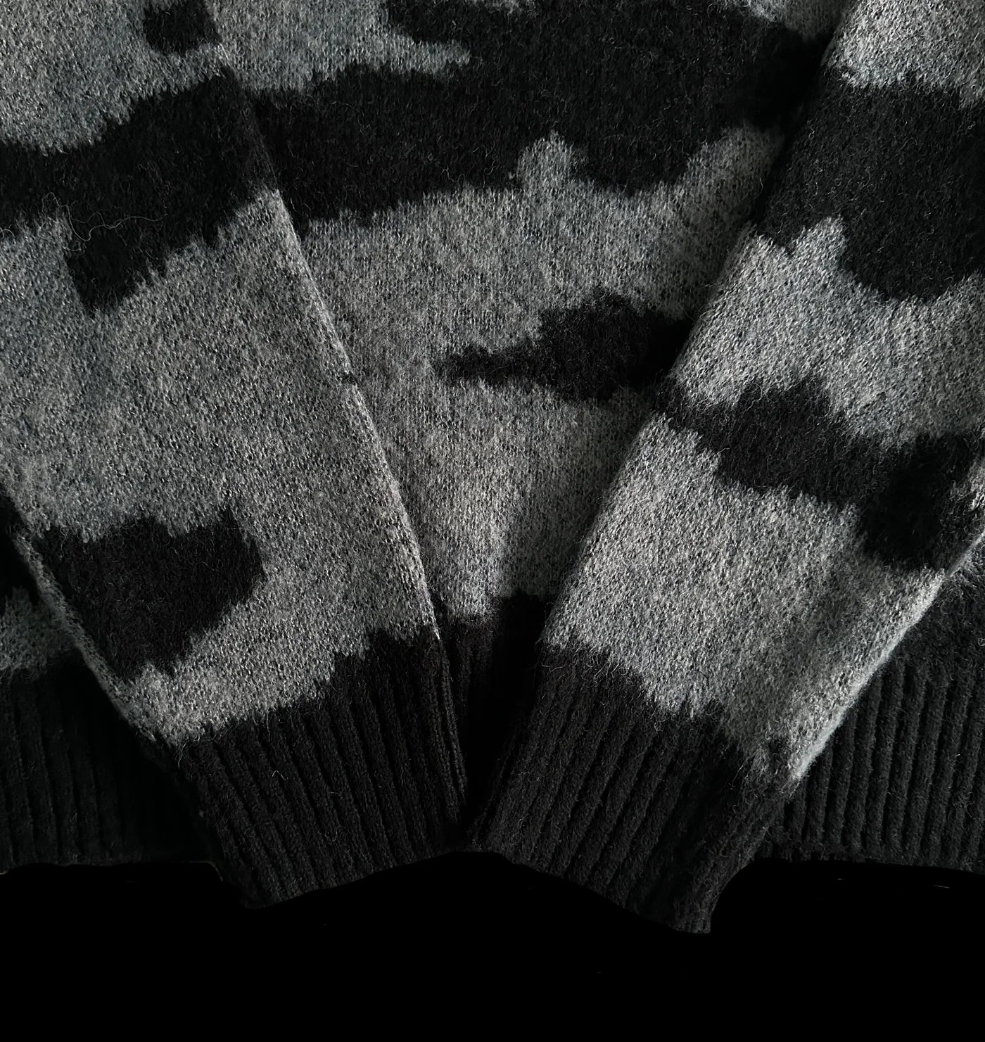 CORTEIZ MOHAIR FUZZY COLLAR SWEATER (BLACK CAMO)