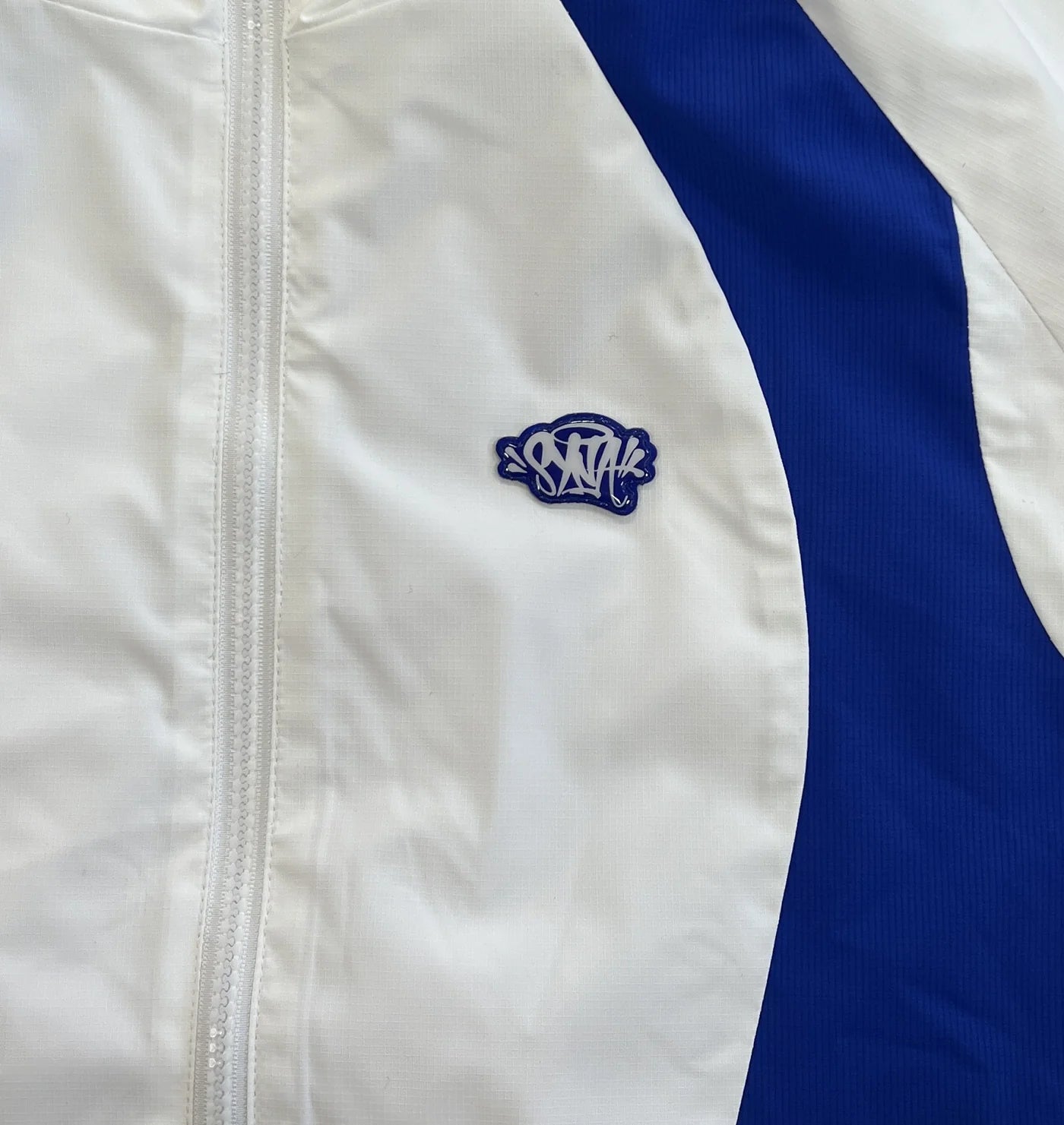 SYNA LOGO VORTEX WOVEN JACKET (WHITE/BLUE)