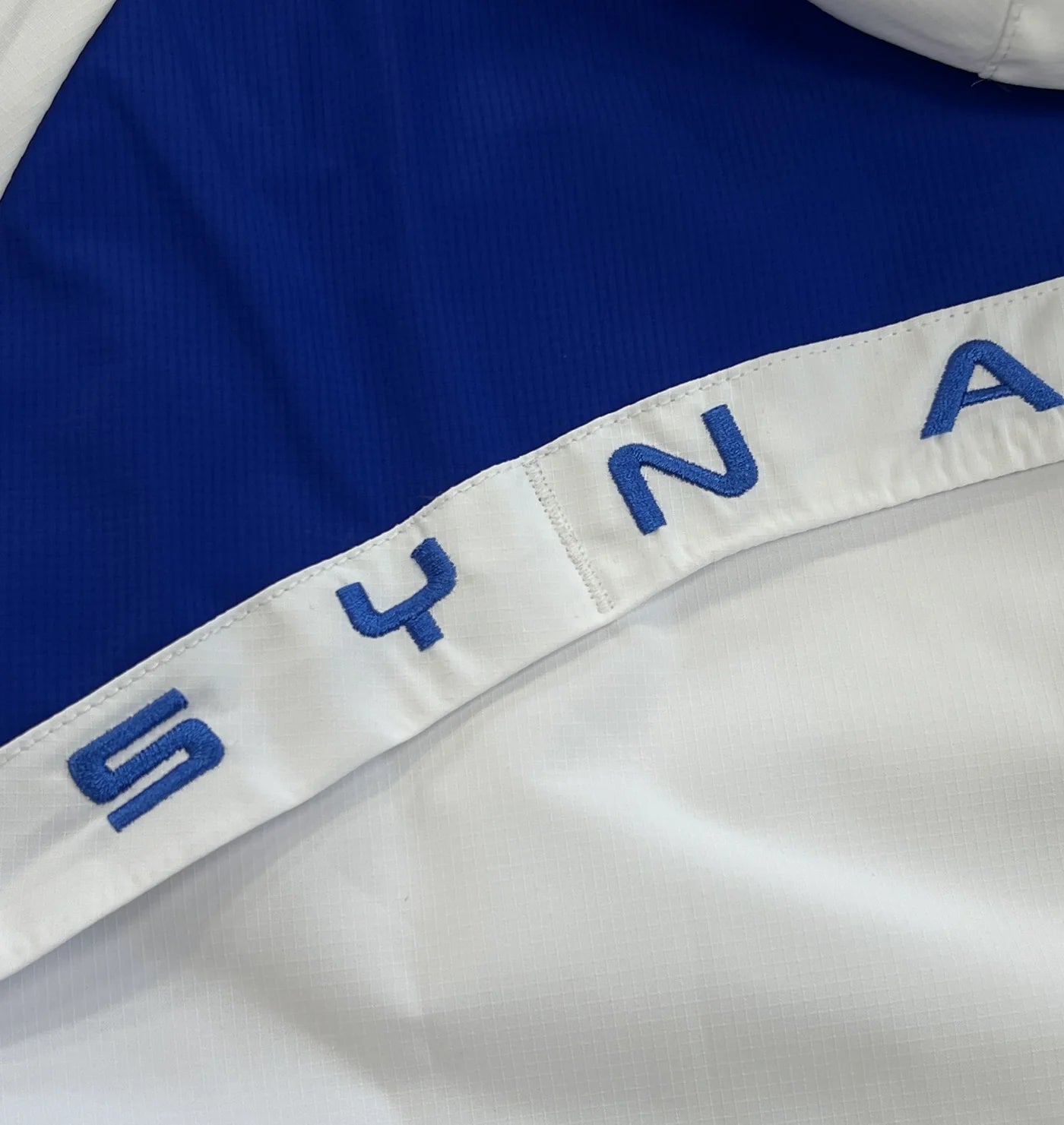 SYNA LOGO VORTEX WOVEN JACKET (WHITE/BLUE)